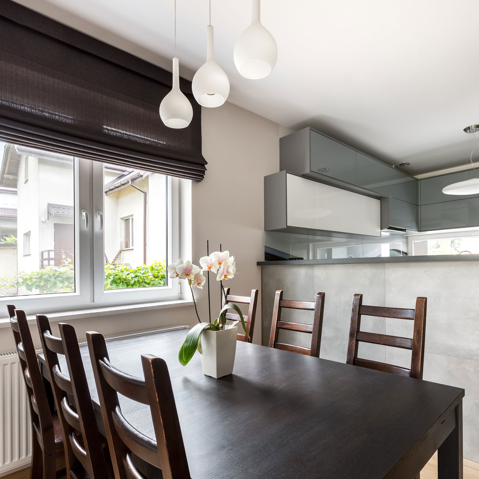 Roller blinds to dress up the windows - Beautiful Homes