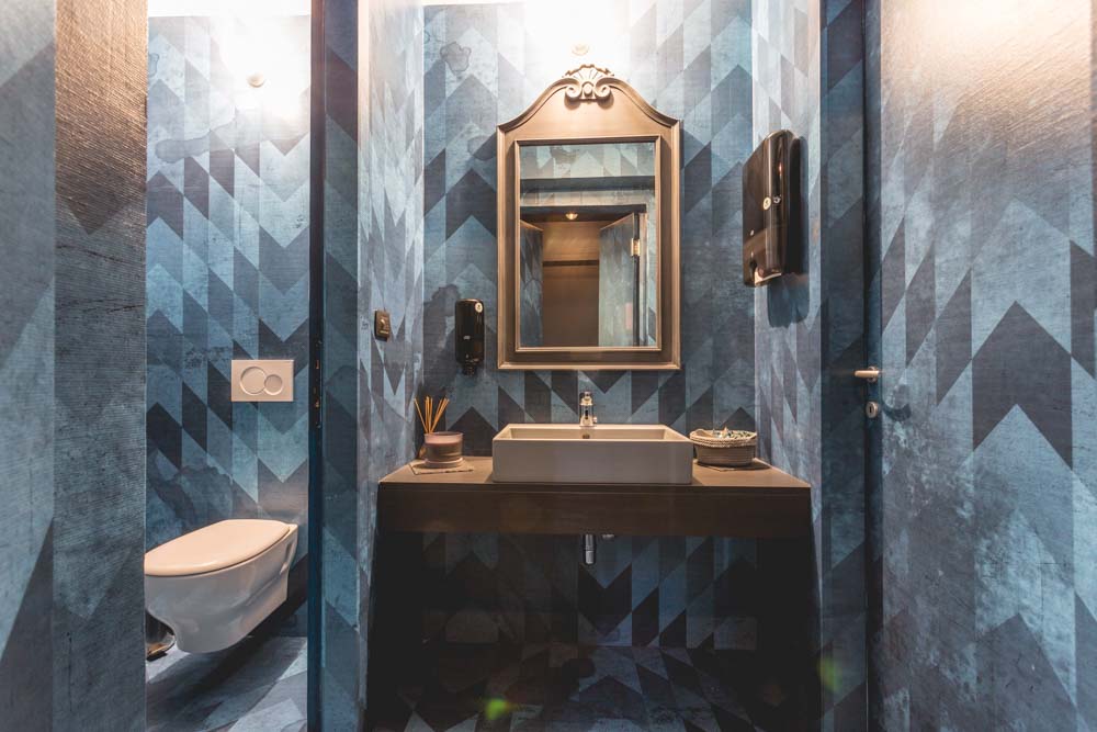 Bathroom design in grey colour with geometric pattern - Beautiful Homes