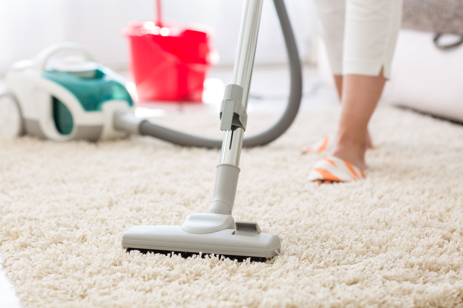 A use of vacuum cleaner in spring cleaning session - Beautiful Homes