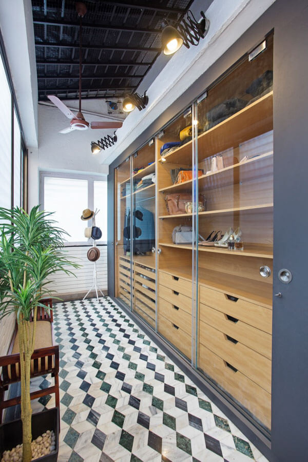 Marble tiles design in a walk-in closet - Beautiful Homes