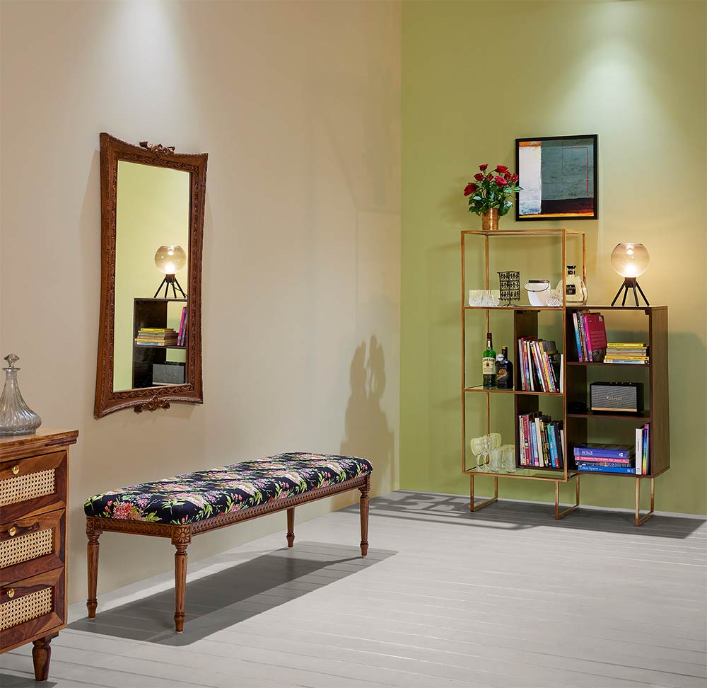 Statement shelves with metal leg