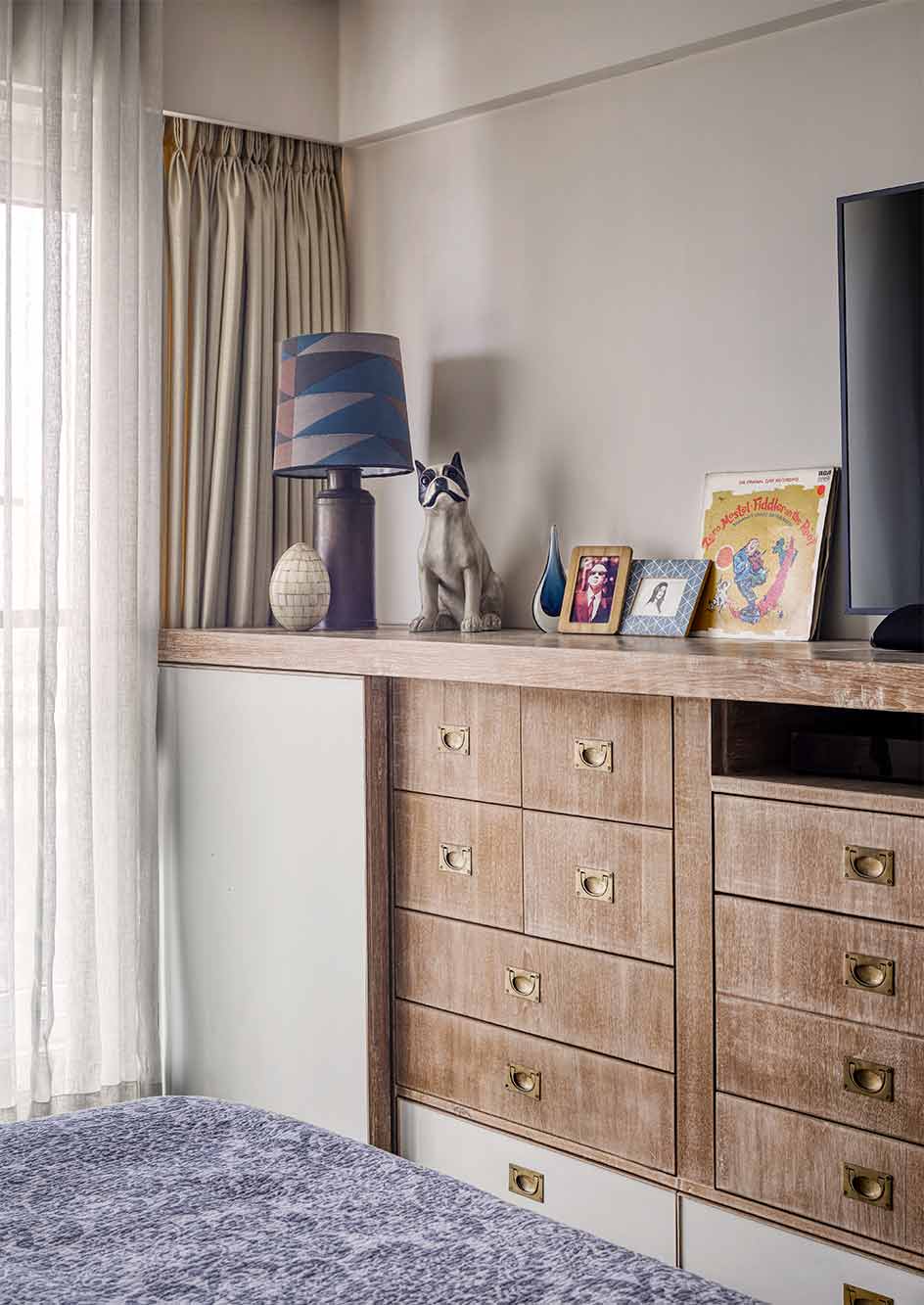 Clutter-free Chest Of Drawers That Also Serve As A Wardrobe - Beautiful Homes