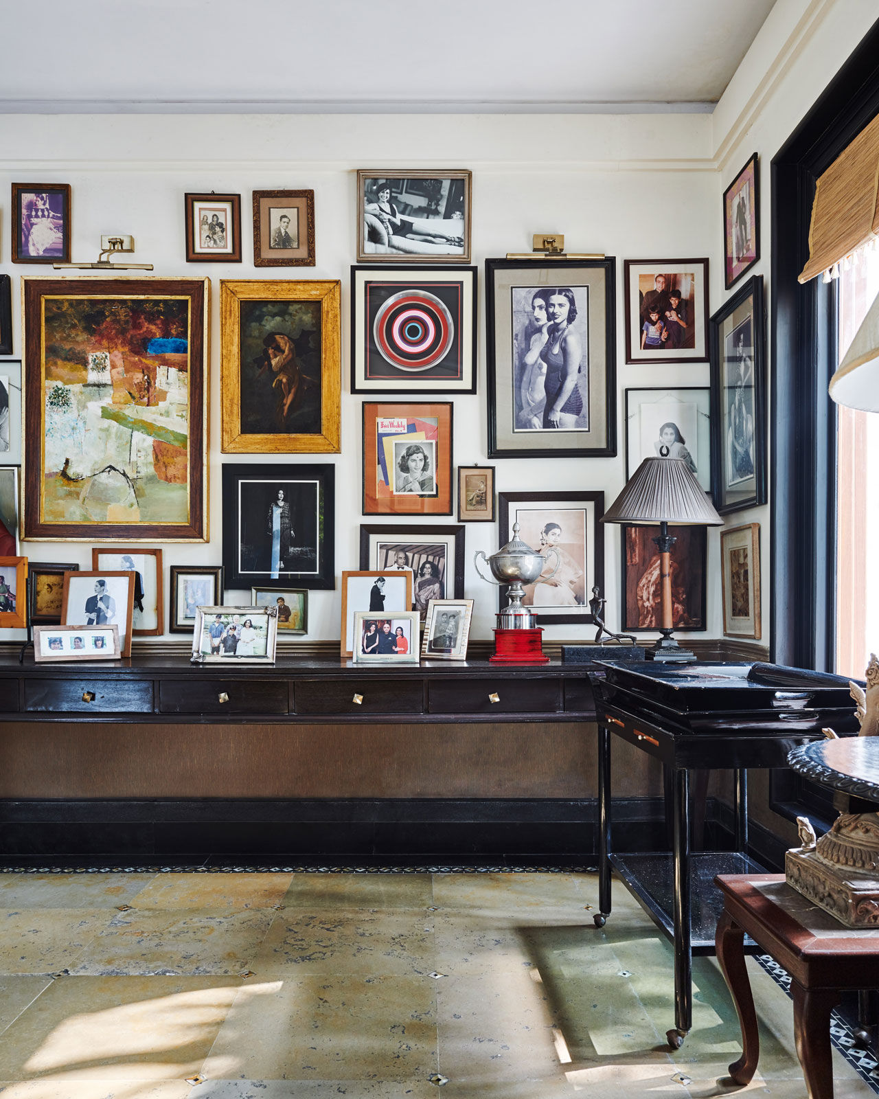 Familiy and cinematic portraits, artworks and awards in fahion designer Tarun Tahiliani´s house in Delhi - Beautiful Homes