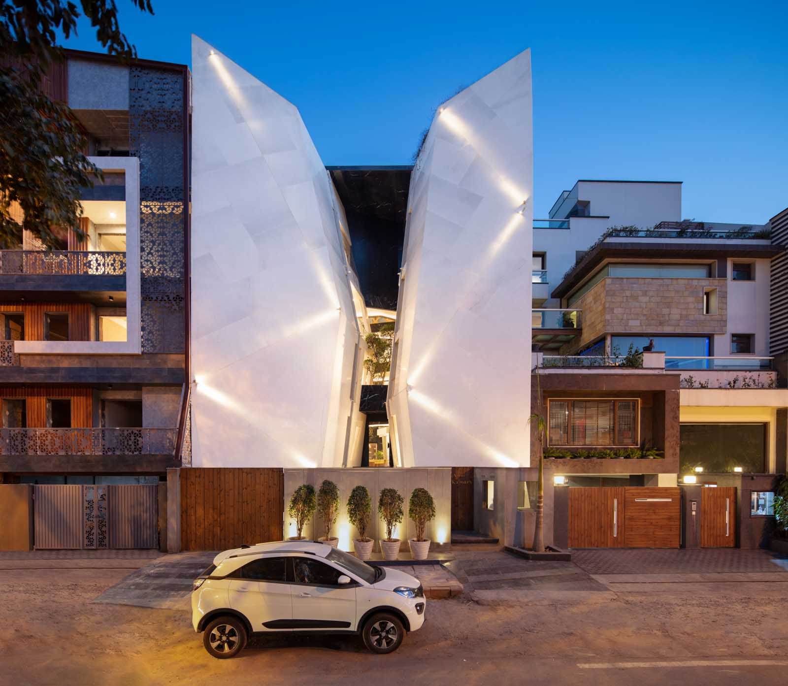 Combination of white and black Indian marble on the facade of the Cleft House - Beautiful Homes
