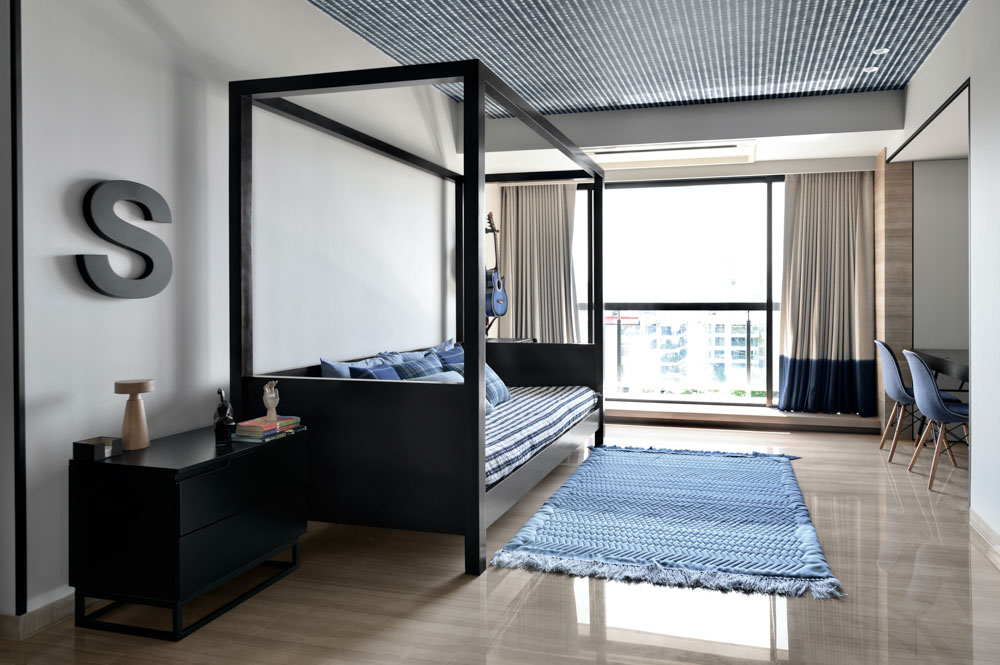 Single bed in the bedroom interior gives floorspace for playing around - Beautiful Homes