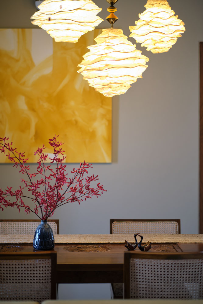 Dining room decor with pendant lights - Beautiful Homes