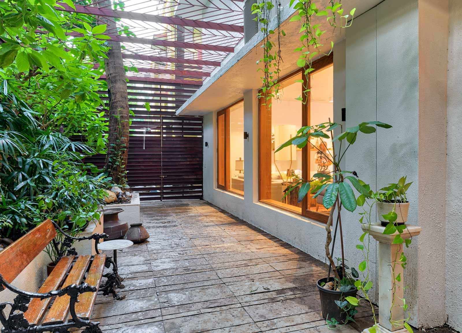 Courtyard design idea engulfed with nature - Beautiful Homes