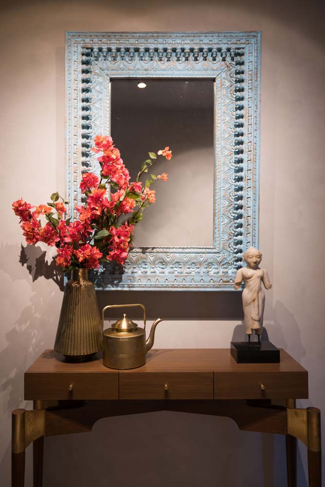 Carved mirror frame & console table for the antique space in your house - Beautiful Homes
