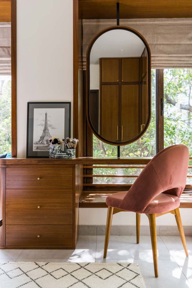 Dressing table with oval mirror for your daughters bedroom - Beautiful Homes