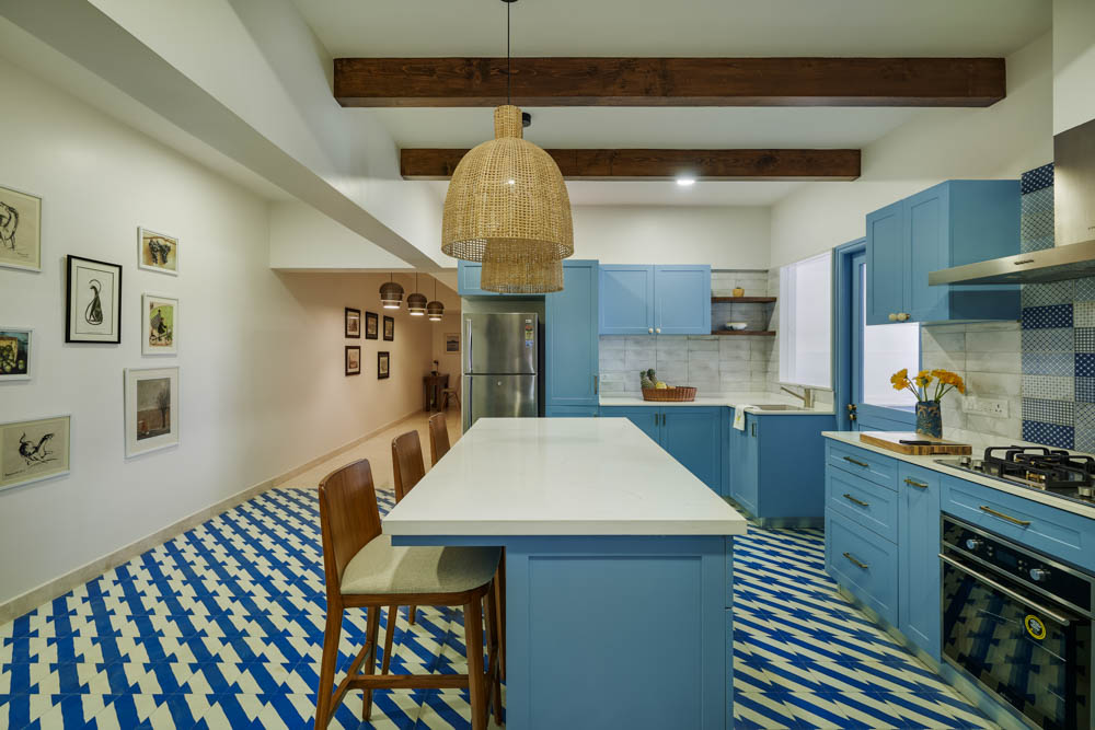 U shaped kitchen design having kitchen island & patterned tiles - Beautiful Homes