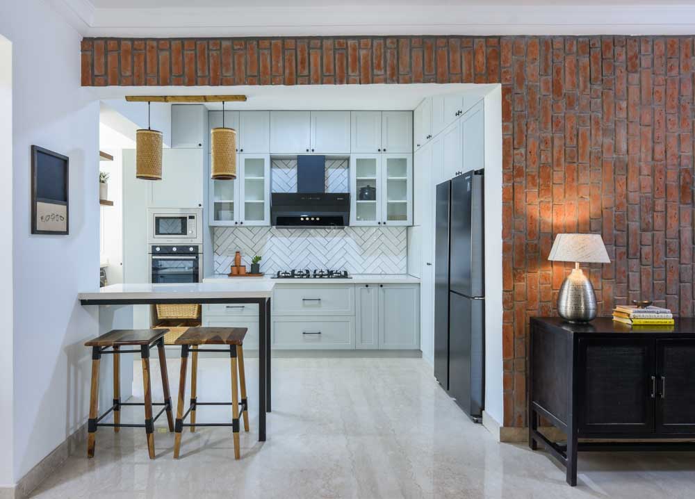 Kitchen interior design having chevron patterned monochrom backsplash & a breakfast nook - Beautiful Homes