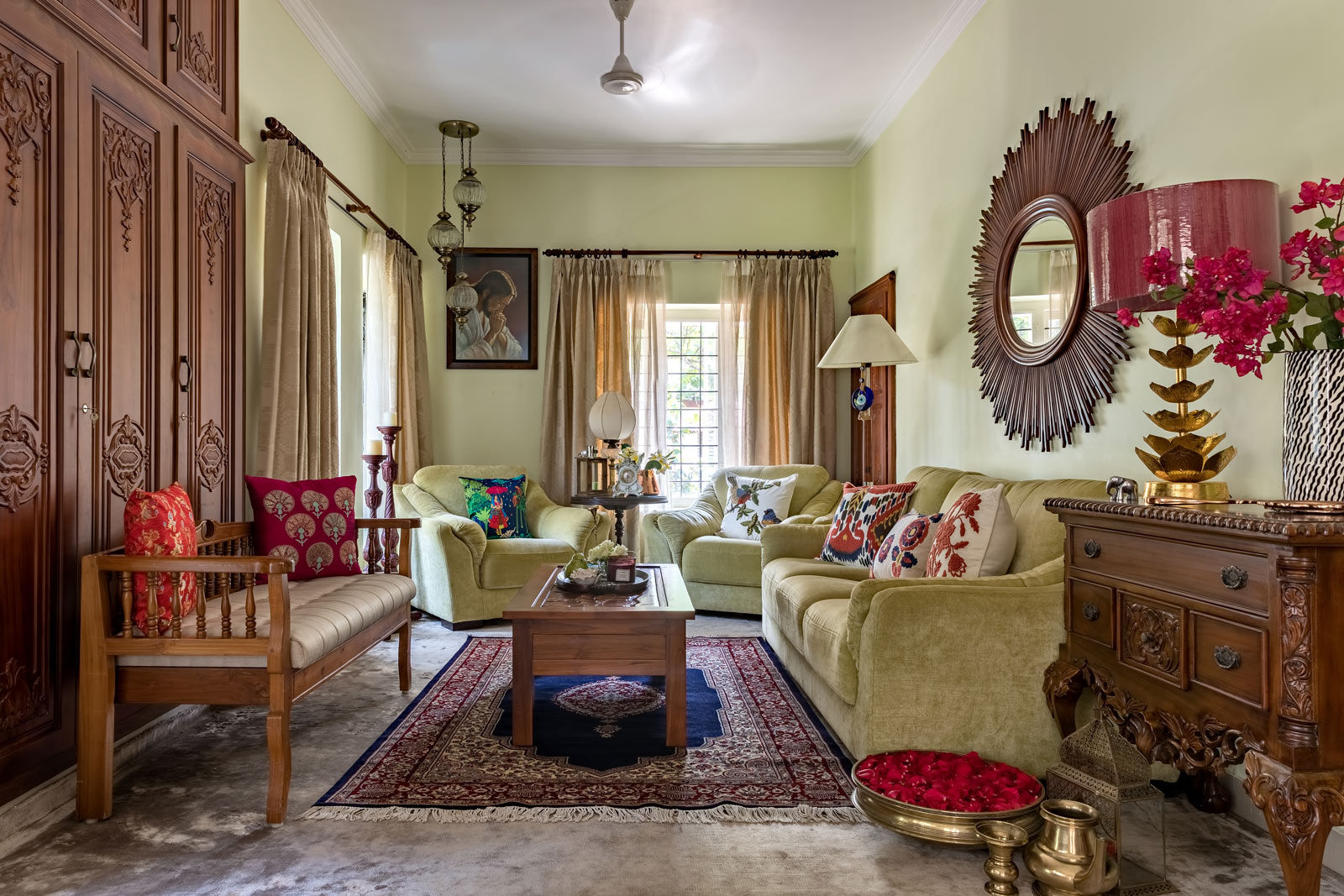 A living room with a mix of traditional and modern elements - Beautiful Homes