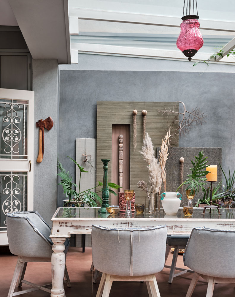 An outdoor dining area & décor to soak in the pleasant weather - Beautiful Homes