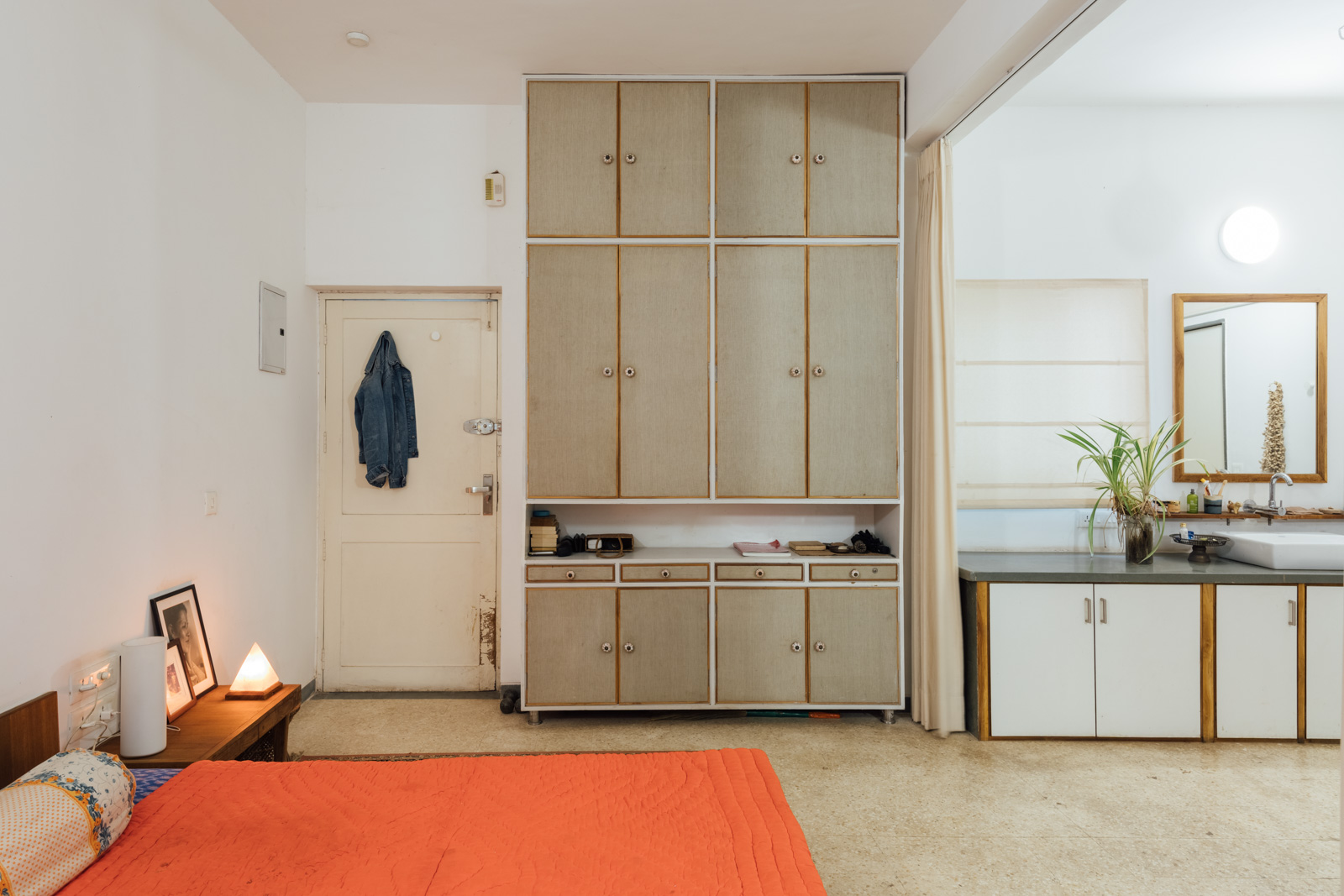 A Bedroom with Less Number of Materials, Finished and Colours – Beautiful Homes