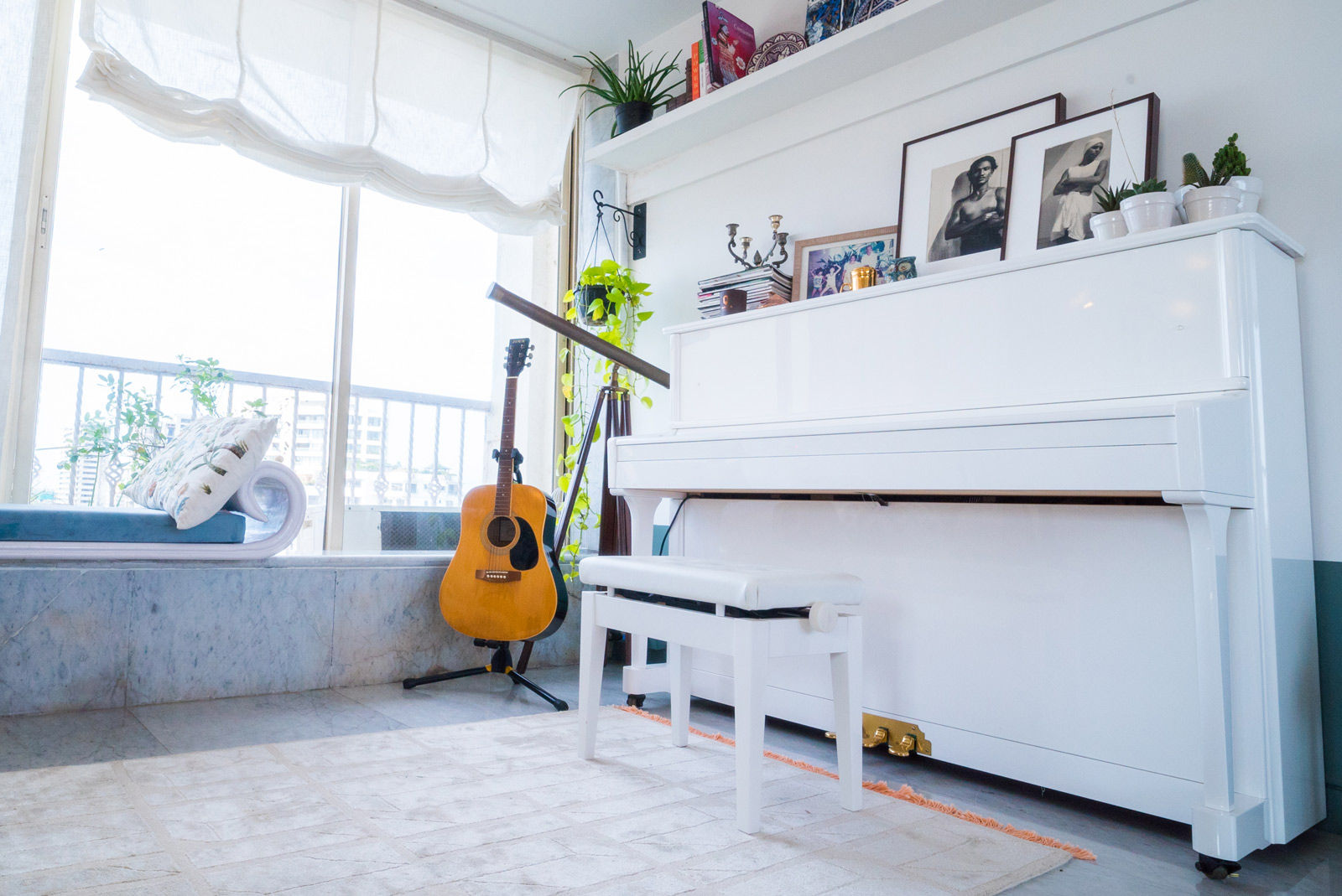 Room Design With White Floating Shelf - Beautiful Homes