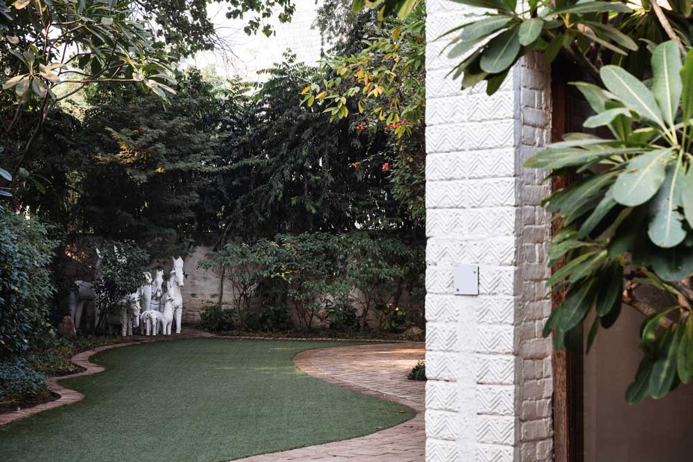 A well maintained backyard with beautiful foliage & traditional  décor elements - Beautiful Homes