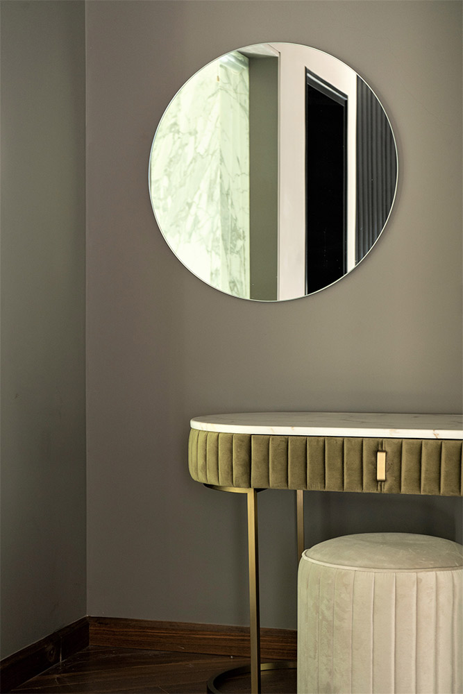 Round mirror with table & pouffe - Beautiful Homes