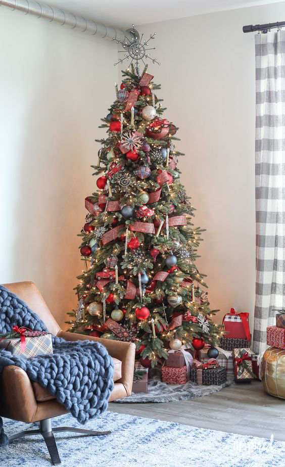 Decorated Christmas Tree - Beautiful Homes