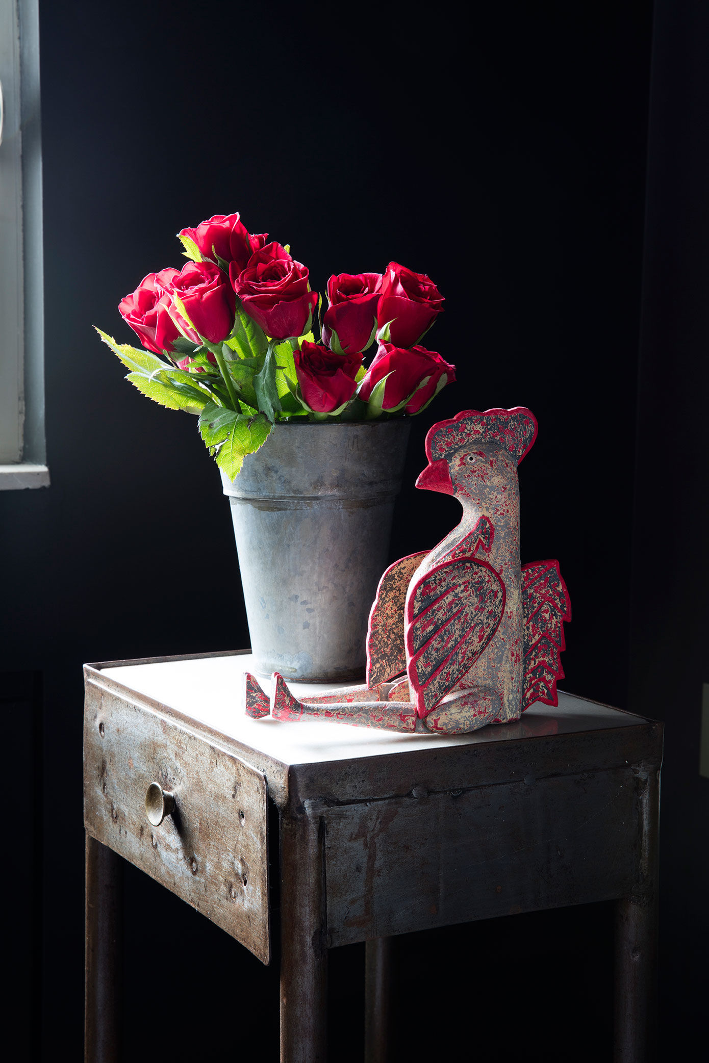 A eccentric elements alongside the flower arrangements - Beautiful Homes