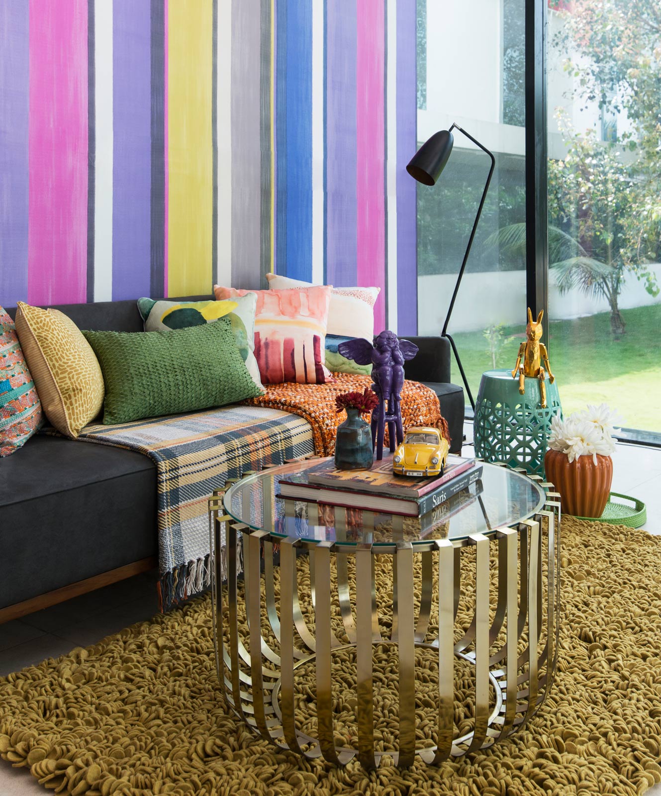 Living Room Design Ideas With Striped Wallpaper & Eccentric Accessories – Beautiful Homes