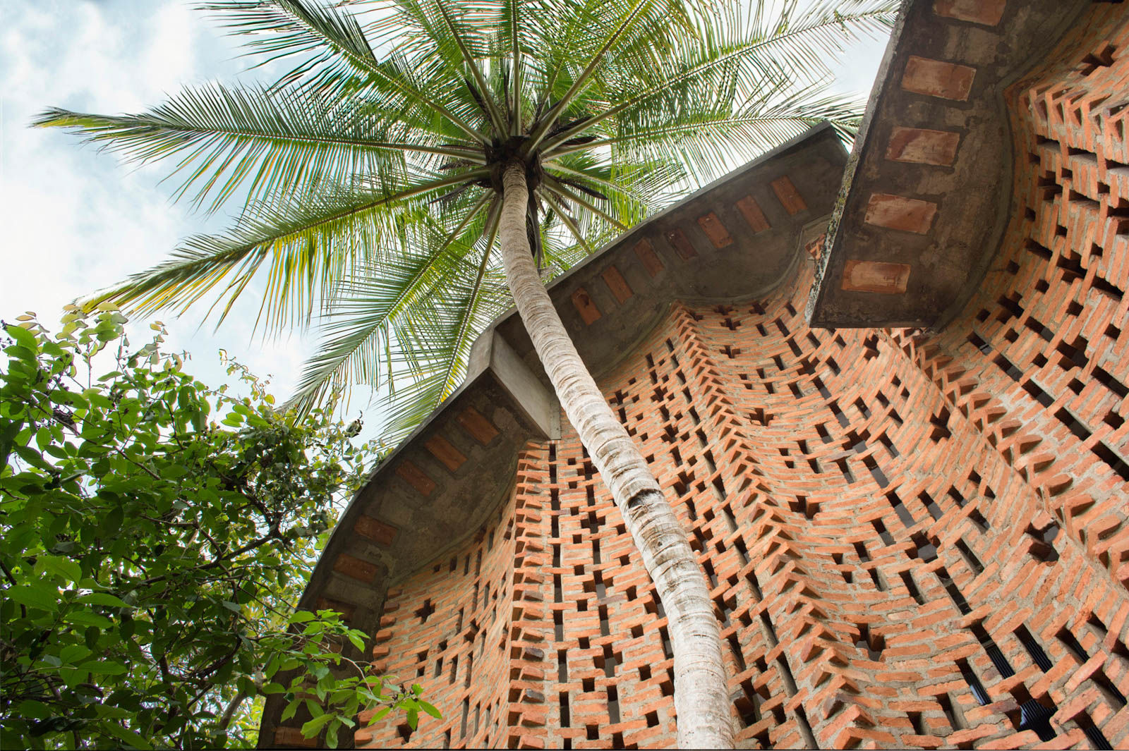The Exposed Brick Wall Exterior Designed  by Laurie Baker – Beautiful Homes