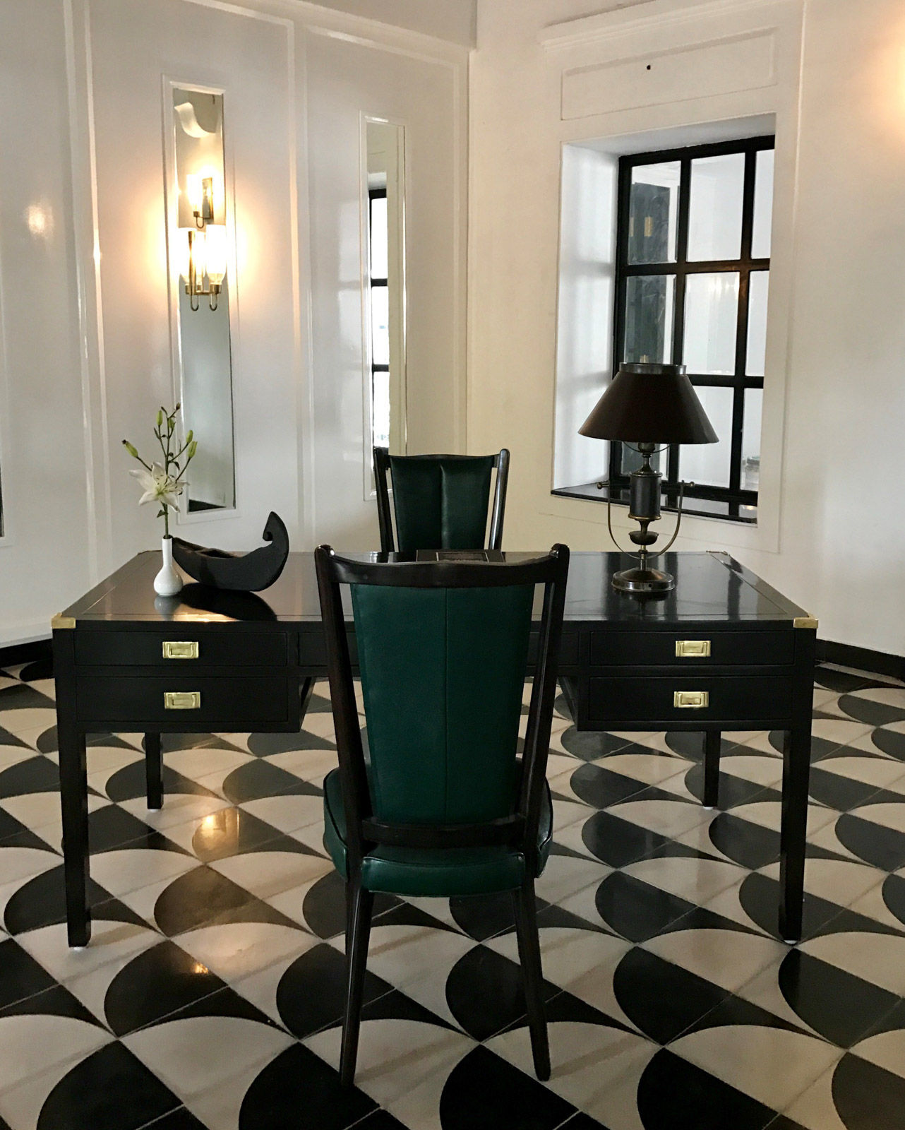 A Furniture Adding the Modern-chic Vibe to the Lobby - Beautiful Homes