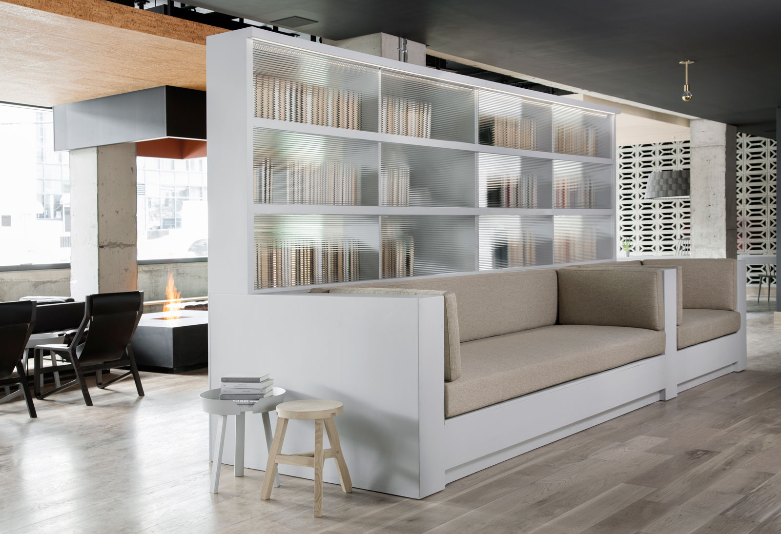 A section of the informal lobby divided by a bookshelf and attached seating at the Boro Hotel in New York – Beautiful Homes
