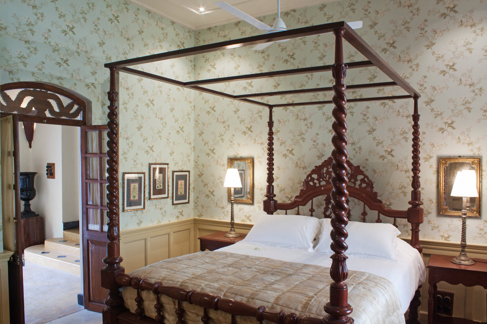 A four-poster bed with a classic design in the bedroom suite - Beautiful Homes