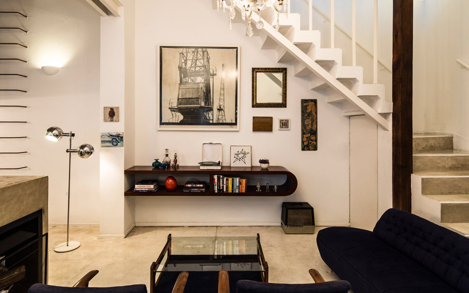 Florence Knoll Sofas and a Selection of the Personal Art in the Living Room - Beautiful Homes