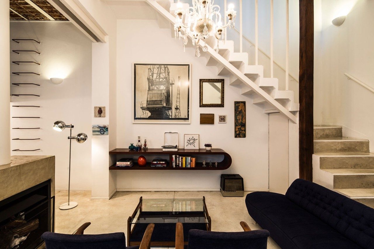 Florence Knoll Sofas and a Selection of the Personal Art in the Living Room - Beautiful Homes