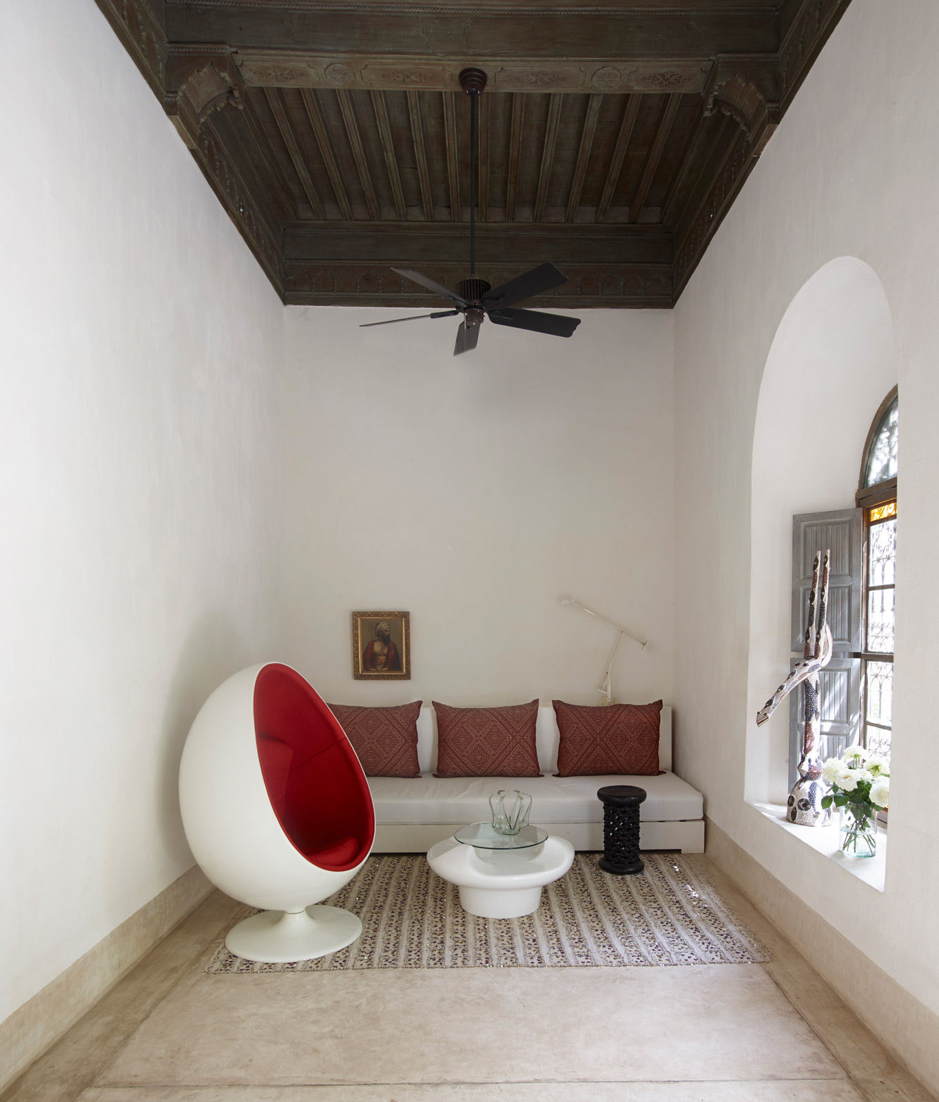 A mix and match traditional sofas with modern pieces like Egg Chair by Eero Aarnio - Beautiful Homes