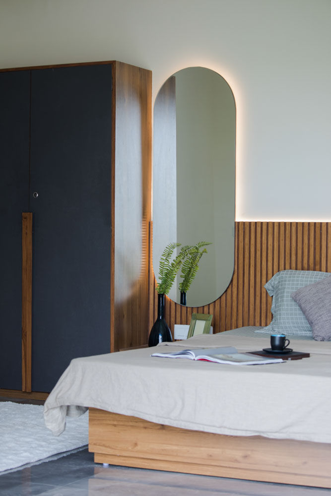 Oblong mirror