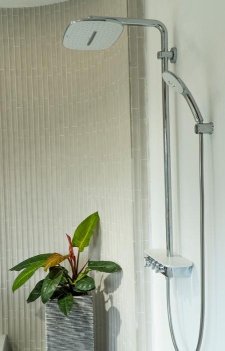 Bathroom with a waterfall or a rain shower head - Beautiful Homes