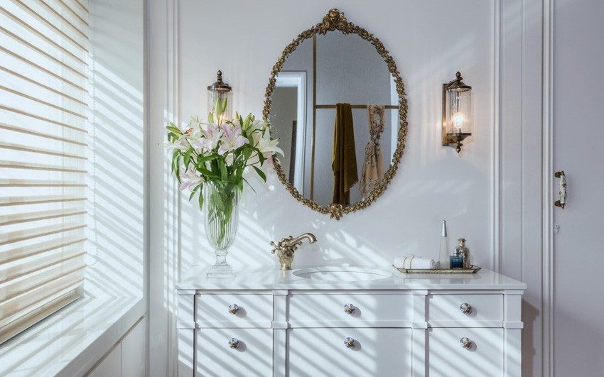 Bathroom with patterned wallpaper on the ceiling