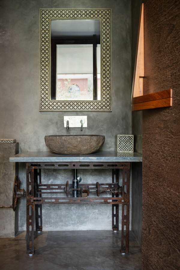 Clutter free rustic sink area in small bathroom design - Beautiful Homes