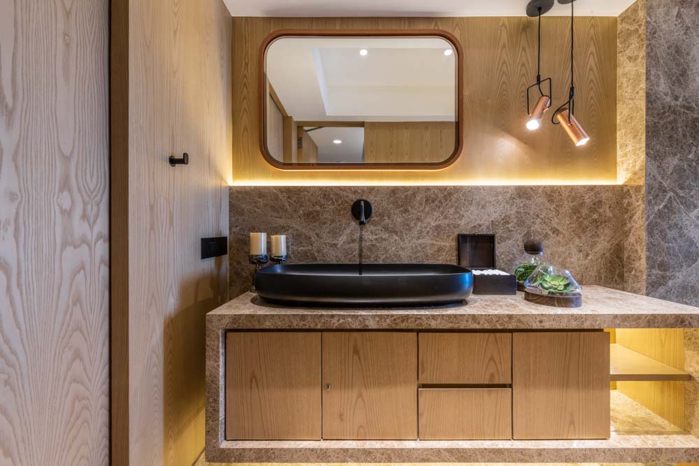 https://static.asianpaints.com/content/dam/asianpaintsbeautifulhomes/spaces/bathrooms/the-right-vessel-sink-can-create-the-perfect-contemporary-bathroom/make-the-sink-stand-out.jpg