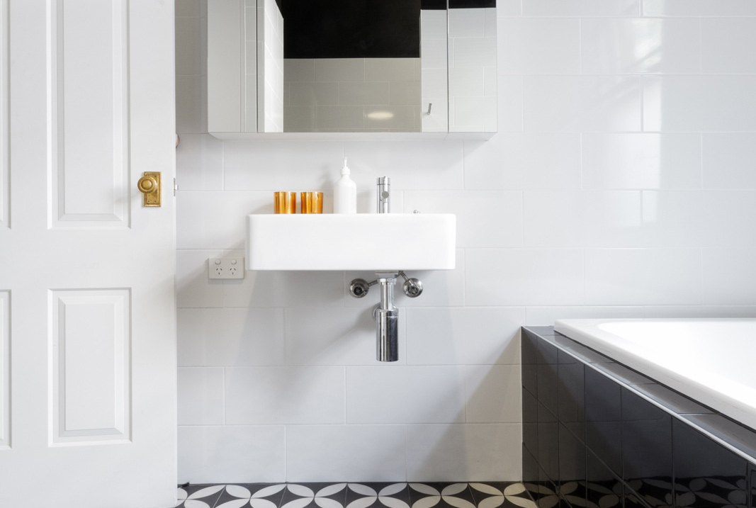 Minimalist bathroom design with wash basin vanity & bathtub – Beautiful Homes