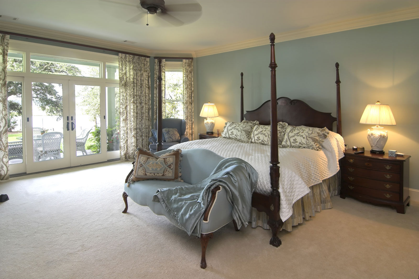 Four poster beds for bedroom decor - Beautiful Homes