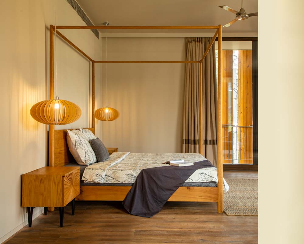 Four poster bed design & full length curtains to enhance your simple contemporary bedroom design - Beautiful Homes