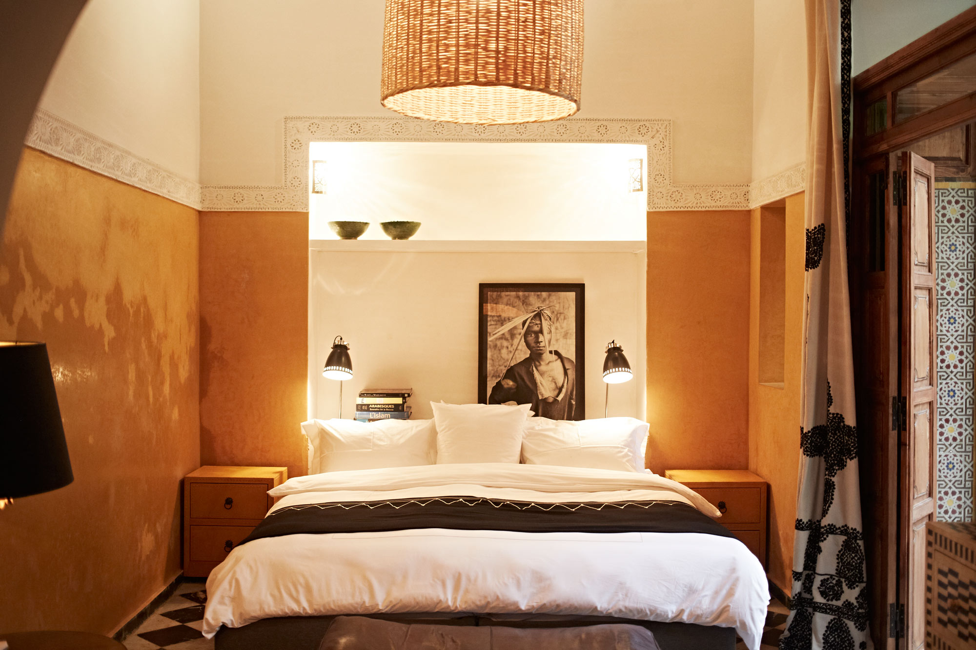 Small Bedroom Décor Ideas With Night Lamps and Hanging Lights - Beautiful Homes
