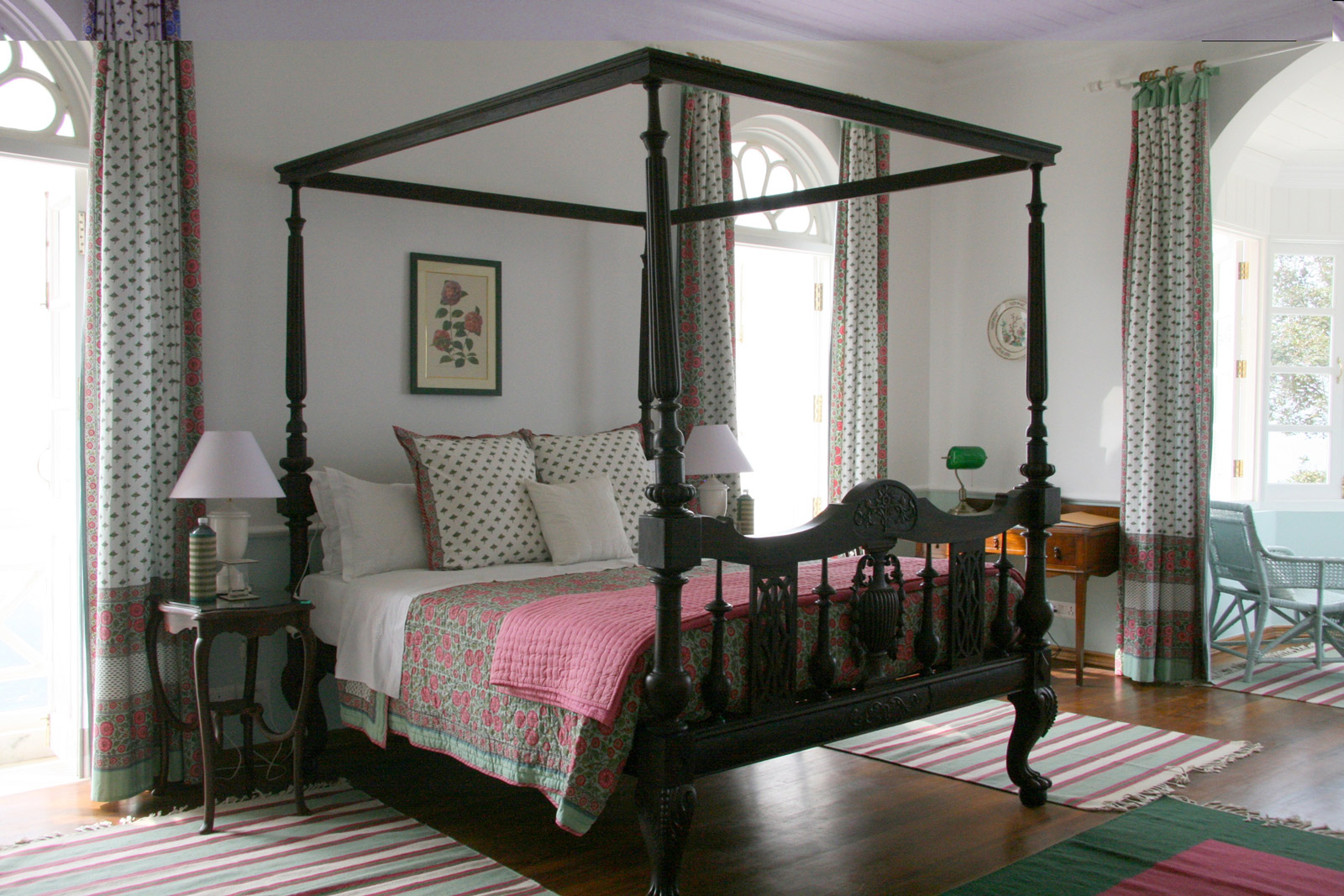Four-poster bed with a wooden frame - Beautiful Homes