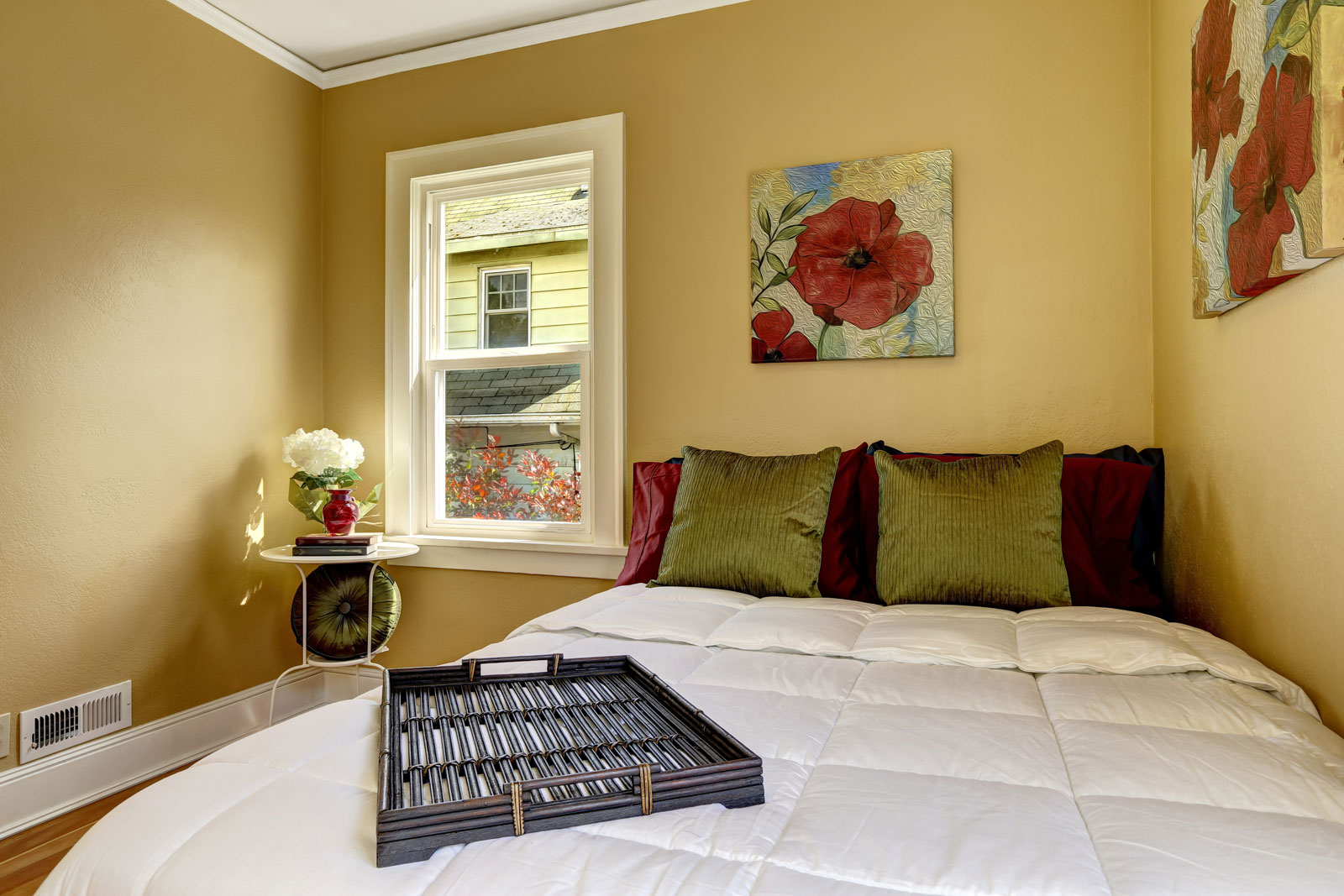 Align one side of the bed with the wall for small bedroom design - Beautiful Homes