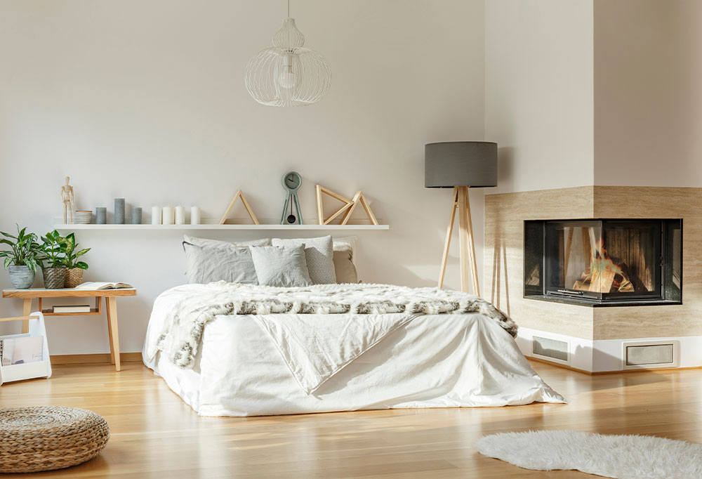 Bedroom décor ideas with lamps and fireplace - Beautiful Homes