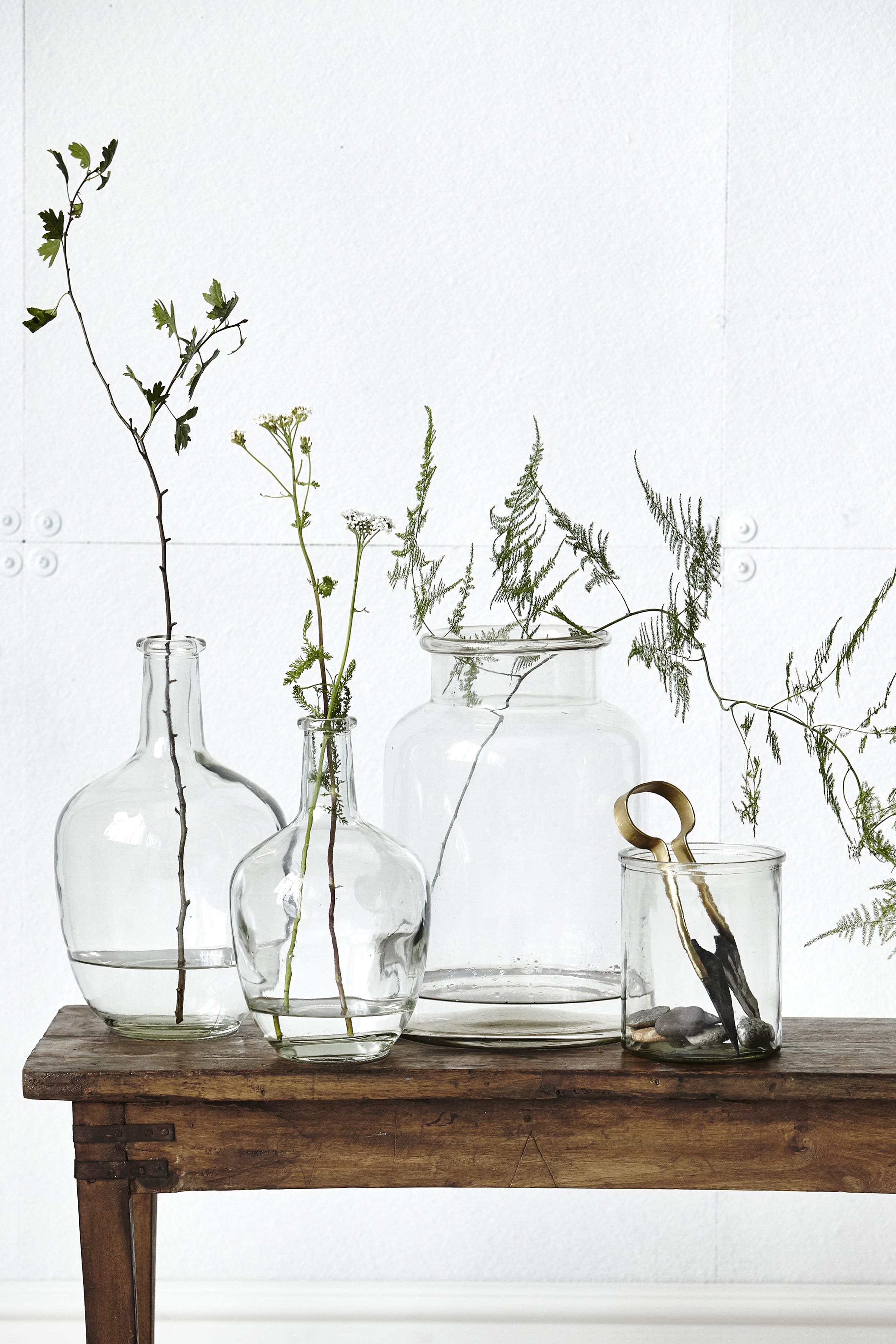 Use of botanicals to design a console table - Beautiful Homes
