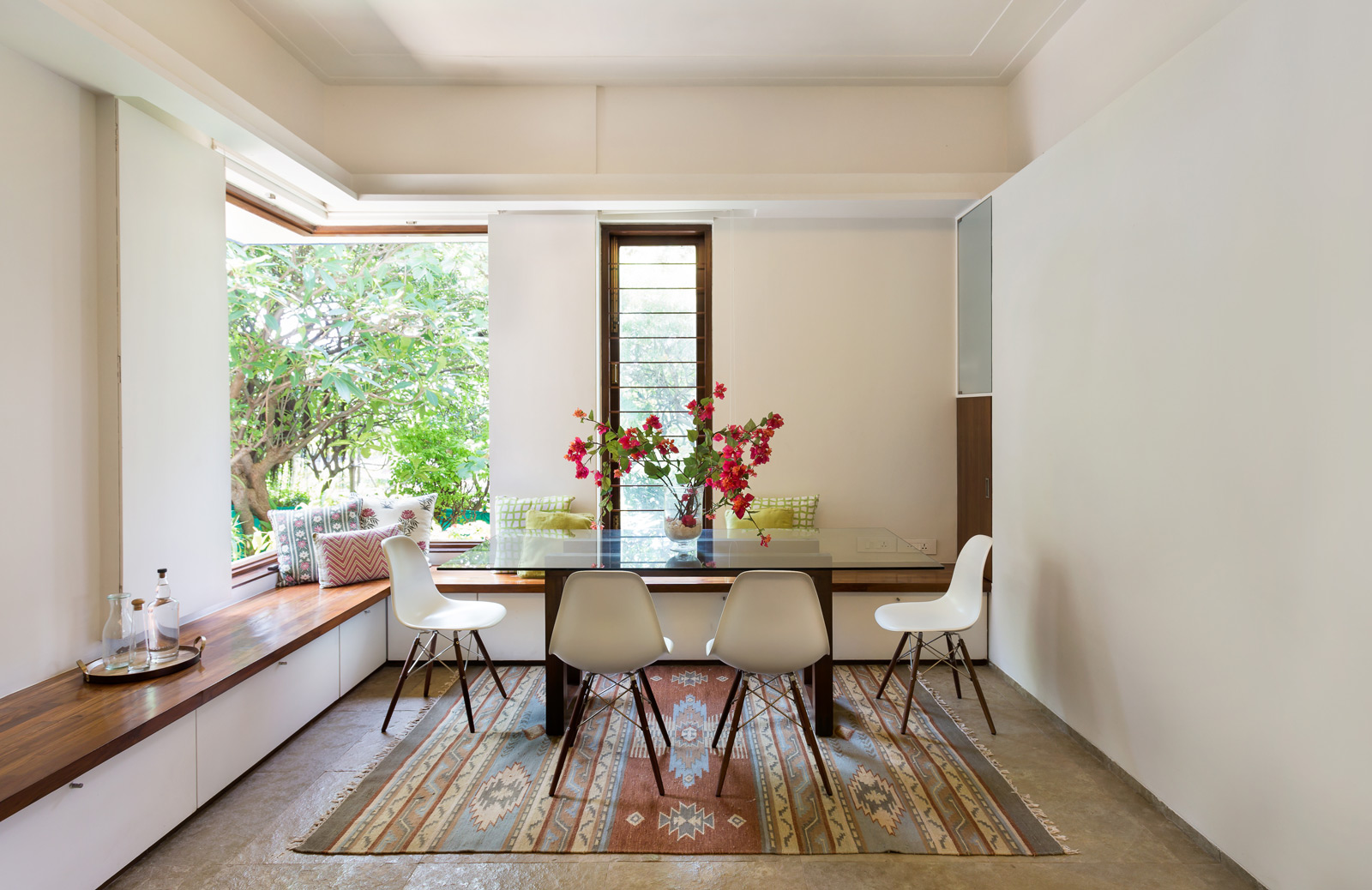 Mix and match different dining room chairs - Beautiful Homes