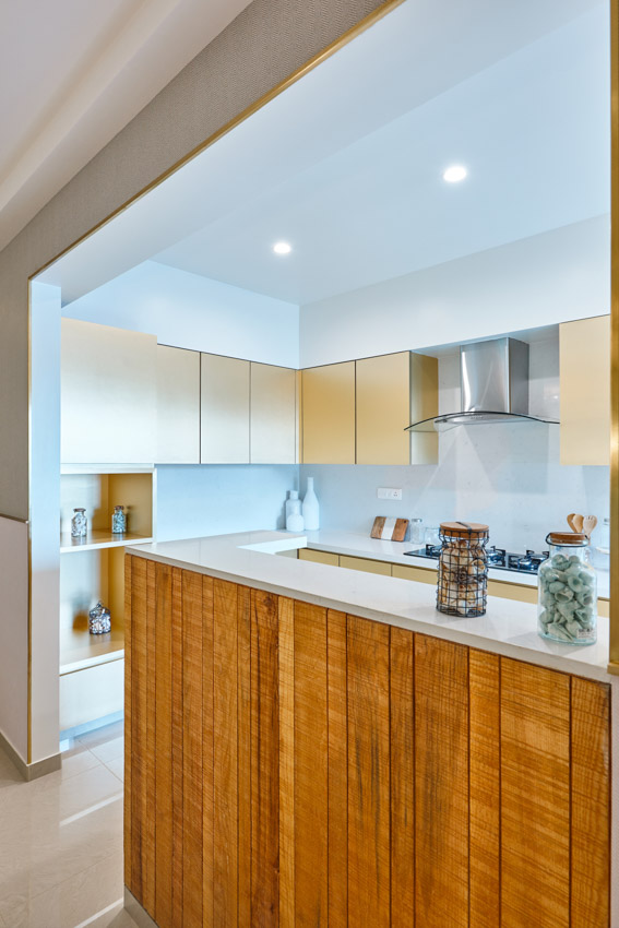 Mini kitchen with mixed textures, matte-finished cabinets and kitchen island in textured wood