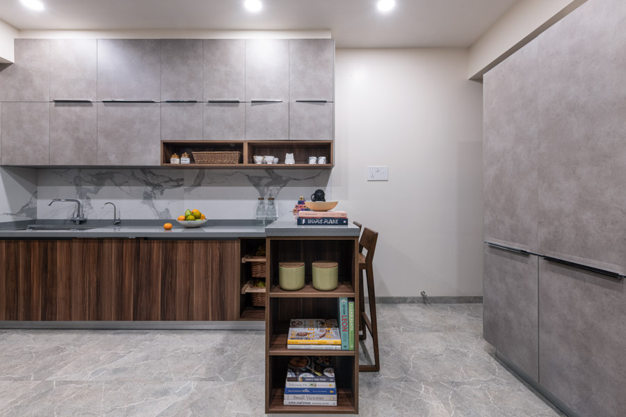 Urban kitchen in monsoon-like grey, wooden furniture and colourful accessories