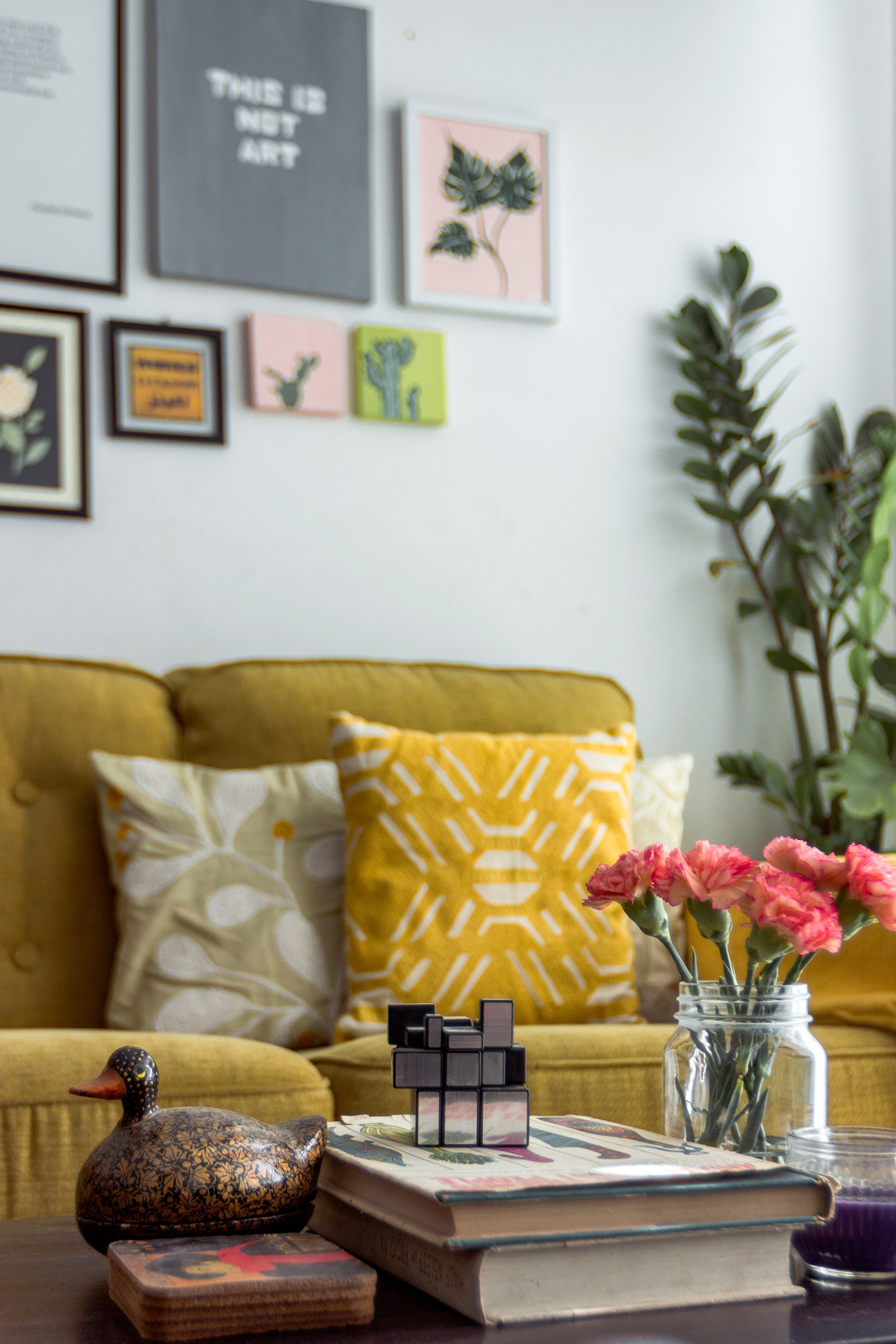 Décor Ideas For Living Room With Fresh Flowers on the Centr Table of the Living Room - Beautiful Homes