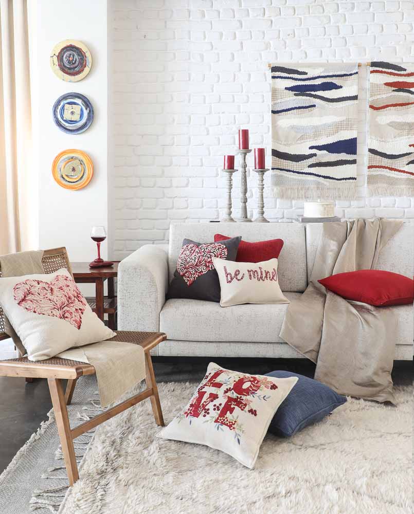 https://static.asianpaints.com/content/dam/asianpaintsbeautifulhomes/spaces/living-rooms/eight-ideas-to-decorate-empty-living-room-corners/use-living-room-corner-by-adding-side-tables-and-handmade-art.jpg