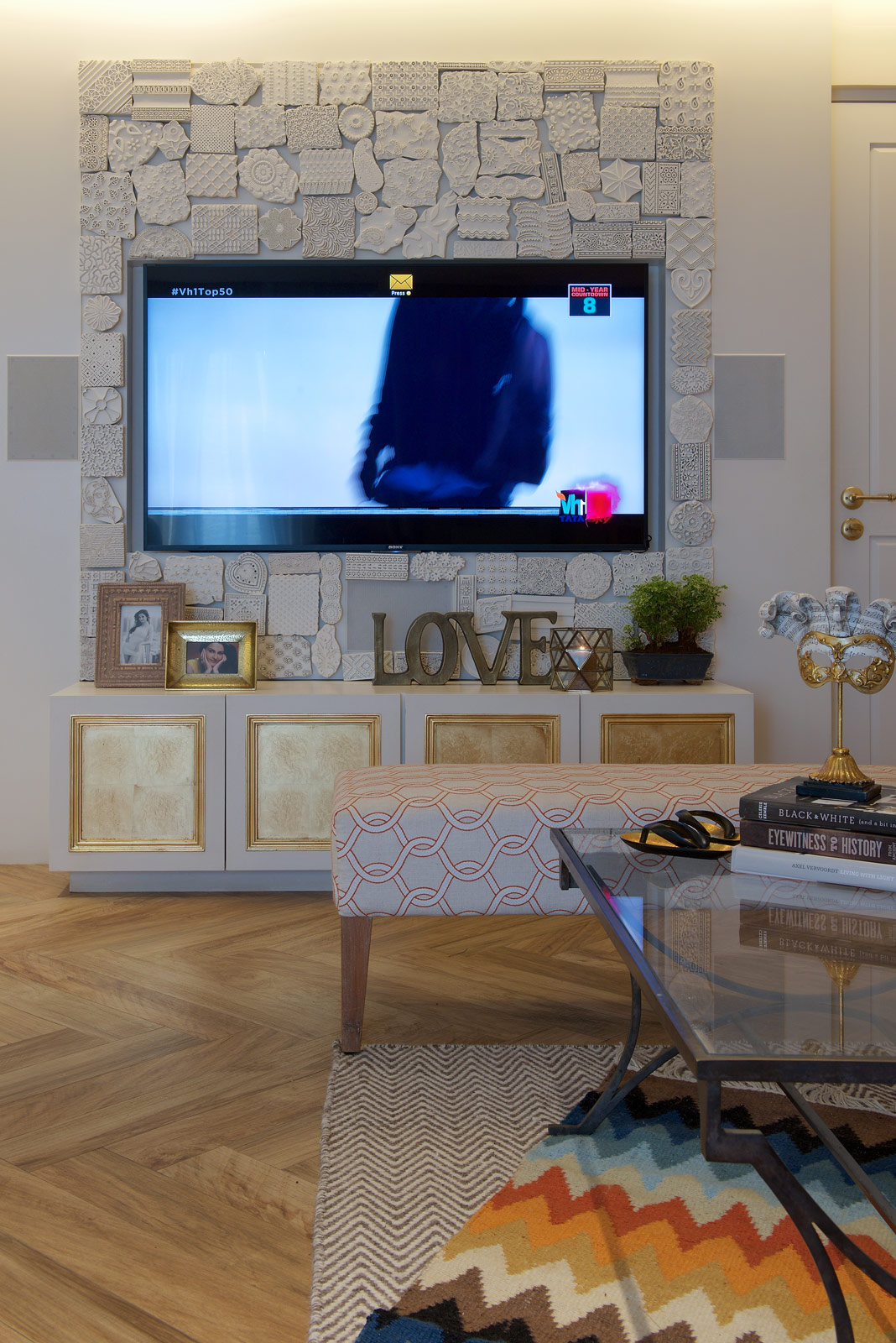 Entire feature wall in gold for living room - Beautiful Homes